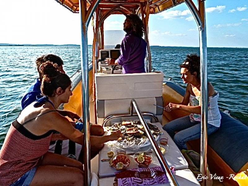 Dégustation d'huîtres en bateau au Cap Ferret