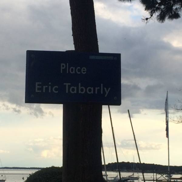 Place Eric Tabarly, port de Claouey pour un départ en bateau taxi privé vers Arcachon