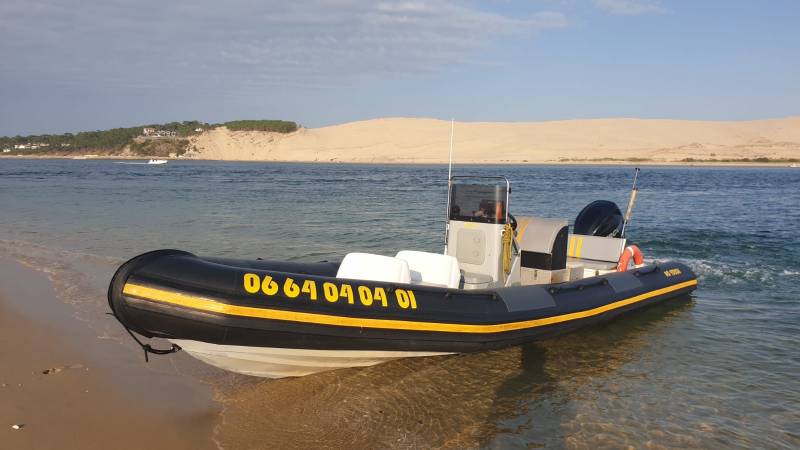 Beacher sur une plage du Pyla en semi rigide 