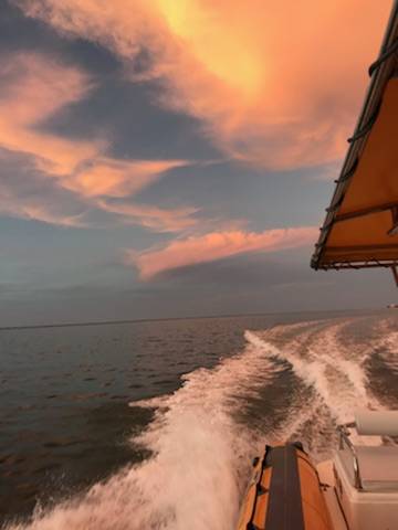 Profitez du lever de soleil à bord de notre flotte, Bat'express vous amène à toute heure à Arcachon pour que vous preniez votre train !
